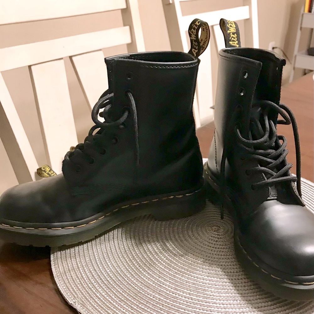 Dr Martens like new black leather boots size 6